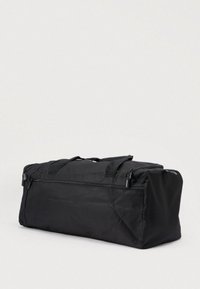 Geantă duffel neagră din material durabil, cu două mânere de sus, compartiment cu fermoar și formă dreptunghiulară. Design simplu, fără modele.