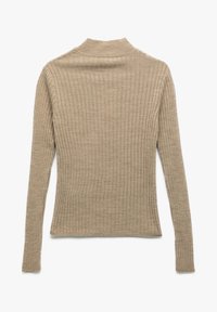 Suéter de manga larga de canalé en color beige claro, con cuello alto y diseño ajustado. Textura suave con un patrón uniforme en toda la prenda.