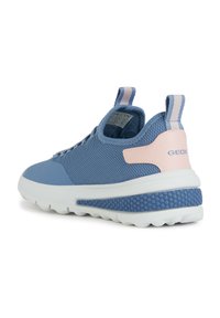 Zapatilla azul con parte superior de malla, suela de goma y acentos rosas. Presenta un collar acolchado, una etiqueta de tirón y una entresuela blanca texturizada para mayor soporte.