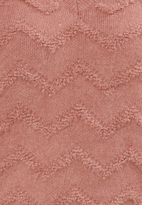 Tessuto a maglia rosa testurizzato con un motivo a zigzag, caratterizzato da una superficie morbida e pelosa e da una sottile variazione di spessore.