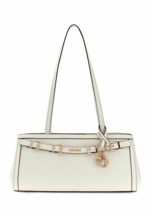 Sac à bandoulière en cuir blanc avec double sangle, détails de boucle et pendentif logo GUESS doré sur le devant.