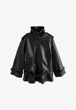 Chaqueta de cuero negra con cuello alto, hombreras, puños con cinturón, cremallera frontal, dos bolsillos y cinturón en la cintura sobre fondo blanco.