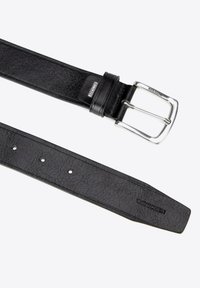 Zwarte leren riem met een gestructureerd oppervlak, voorzien van een zilveren rechthoekige gesp en meerdere verstellingsgaten langs de lengte.