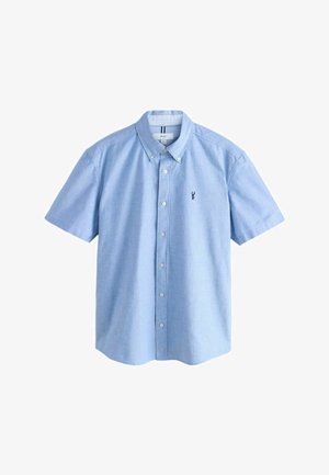 Camisa de algodón de manga corta azul claro con cuello abotonado, que presenta un pequeño logo bordado y una sutil textura.