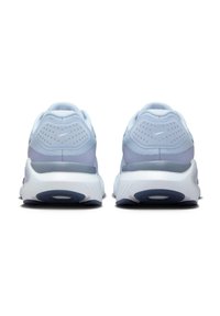 Un paio di scarpe da corsa Nike blu chiaro e grigio viste da dietro con suole intermedie bianche e suole esterne blu scuro su sfondo bianco.