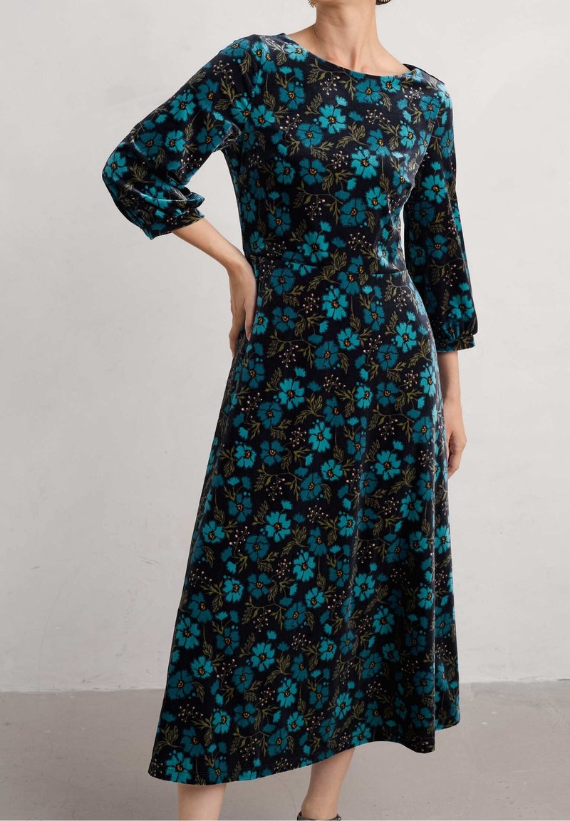 Langarmkleid aus dunkelblauem Samt mit floralem Muster in Türkis und Grün, Rundhalsauschnitt und ausgestelltem Rock.