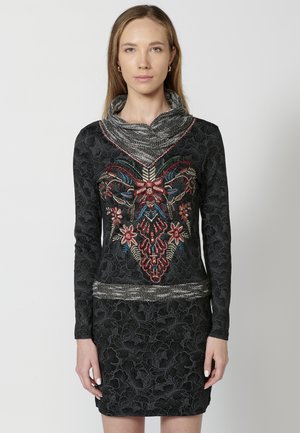 Schwarzes Langarmkleid mit aufwendiger, mehrfarbiger Blumenstickerei und einem grauen Schalkragen, das ein strukturiertes Blumenmuster aufweist.