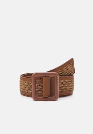 Brązowy pleciony pasek z dopasowaną prostokątną klamrą i skórzanym obszyciem, zwinięty na białym tle.