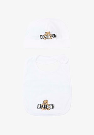 Set di cappellino e bavaglino bianchi per neonati, ciascuno con un orsetto marrone e il testo "Moschino" in bianco e nero sullo sfondo.