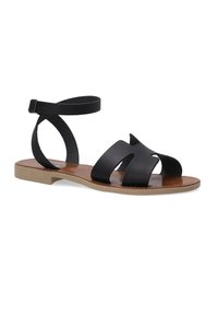 Černé kožené sandály s plochou podrážkou, které mají tři široké popruhy a nártový popruh se sponou. Hladký povrch a minimalistický design.