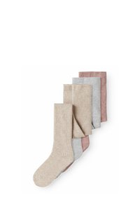 Fem par ribbade strumpor i beige, ljusgrå och mjuka rosa nyanser, med en slät textur och standardstrumpform.