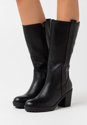 Bottes noires en cuir jusqu'aux genoux avec un talon épais, dotées d'une fermeture éclair sur le côté, d'une surface texturée et d'accents contrastants sur la tige.
