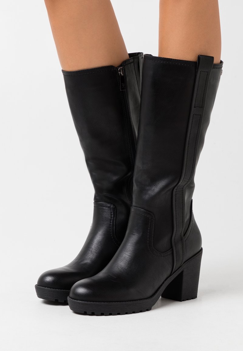 Bottes noires en cuir jusqu'aux genoux avec un talon épais, dotées d'une fermeture éclair sur le côté, d'une surface texturée et d'accents contrastants sur la tige.