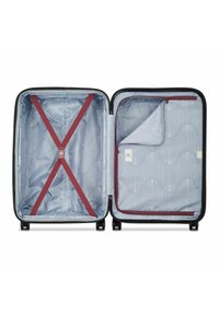 Valise rigide noire avec un intérieur rayé bleu. Ses caractéristiques incluent des sangles croisées rouges, une poche zippée et un revêtement texturé.