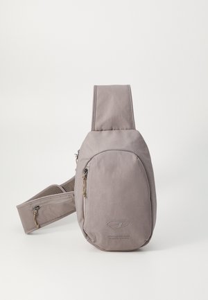 Grå crossbody skuldertaske med frontlynlåslomme og bred rem med lille lynlåskompartement, sat mod en ensfarvet hvid baggrund.