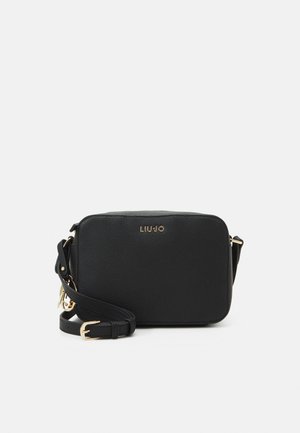 Petit sac bandoulière en cuir noir avec bandoulière réglable et boucle dorée, avec logo LIU JO sur le devant.