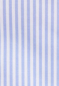 Tissu tissé à rayures verticales bleues et blanches avec un motif texturé subtil, présentant une largeur de rayures alternée constante.