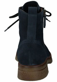 Marineblå ruskindsstøvlet med en tekstureret brun sål, baglynlås og dobbelt snørebånd for justerbarhed. Glat, taperet design foroven.