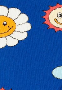 Bomuldsstof med legende trykte motiver af smilende sole, marguritter og skyer på en blå baggrund. Tekstur overflade med livlige farver.