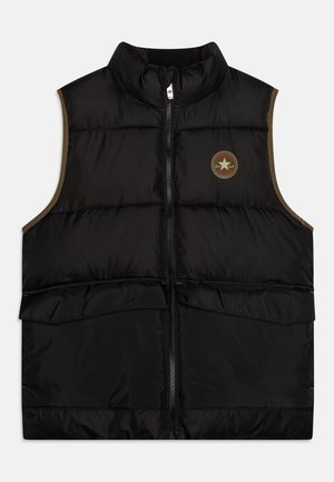 Veste noire matelassée sans manches avec fermeture éclair à l’avant, col montant, ouvertures de poches latérales et patch rond avec logo sur le côté gauche de la poitrine.