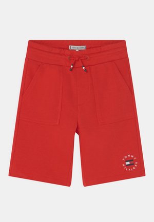 Calças curtas de algodão vermelhas com cintura elástica, detalhes de cordão, dois bolsos frontais e uma impressão de logotipo na parte inferior da perna esquerda.