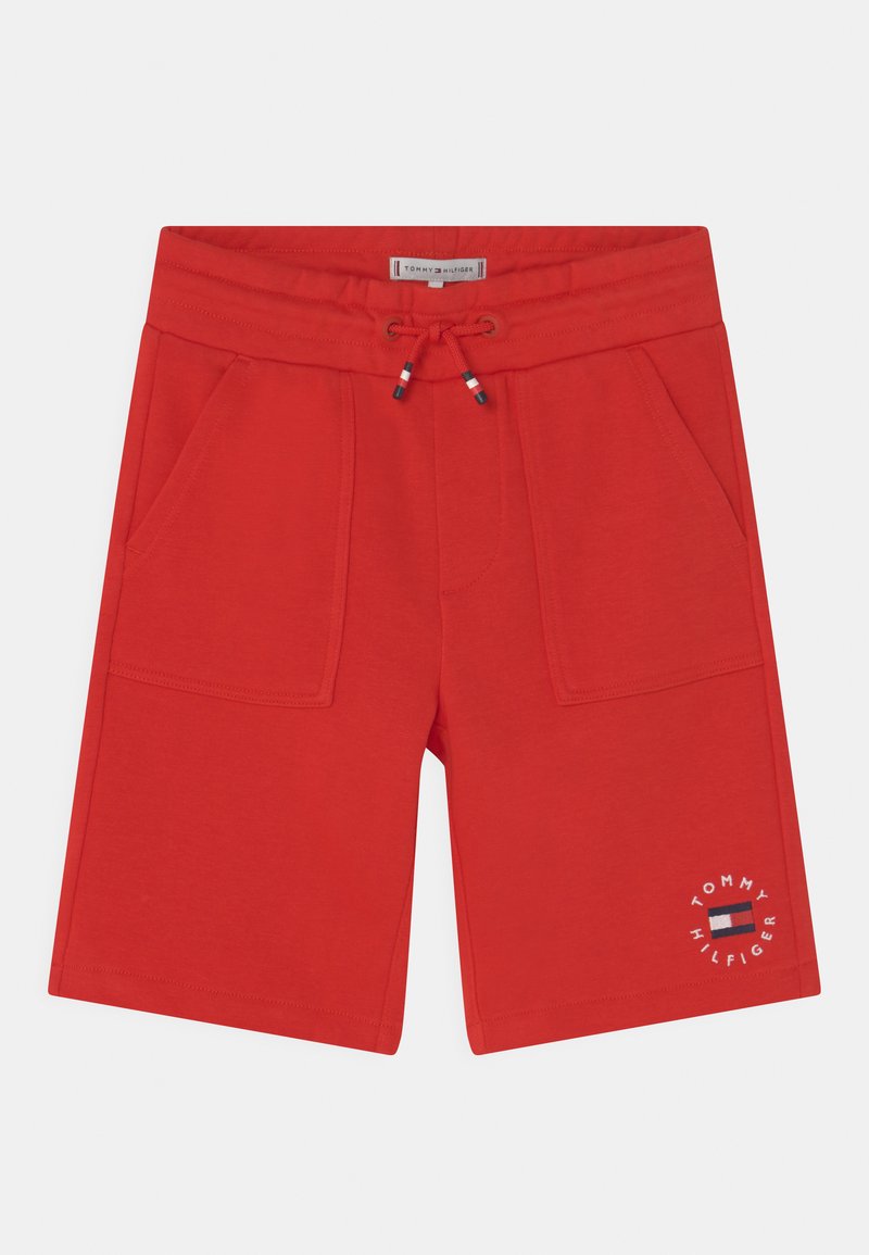 Calças curtas de algodão vermelhas com cintura elástica, detalhes de cordão, dois bolsos frontais e uma impressão de logotipo na parte inferior da perna esquerda.