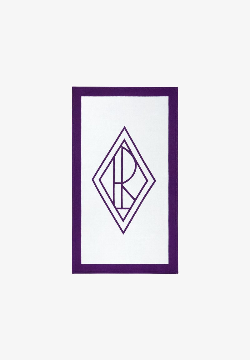 Asciugamano rettangolare bianco con bordo viola e logo geometrico a forma di diamante in viola al centro.