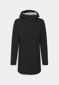 Abrigo negro impermeable con capucha, presenta un diseño minimalista, mangas largas y cierre de botones. Interior forrado con una tela de contraste.