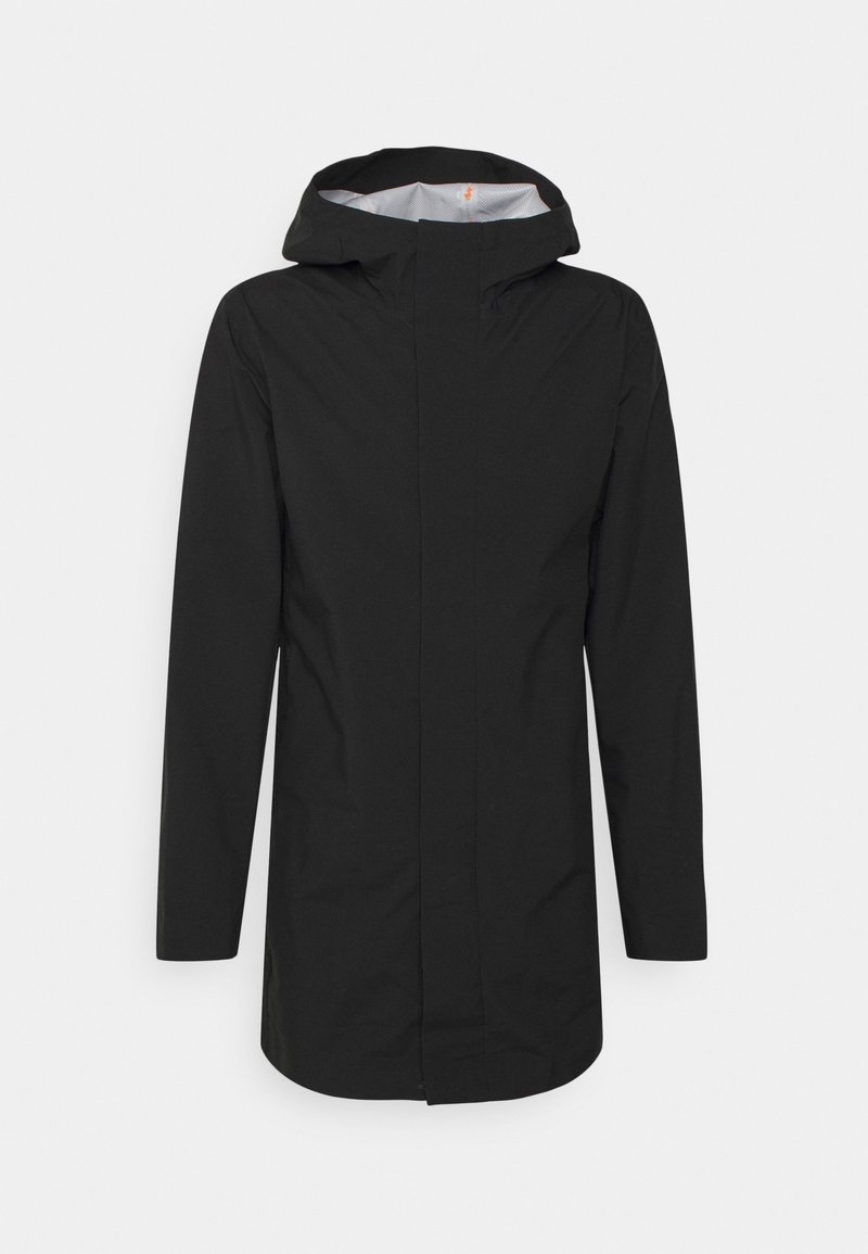Abrigo negro impermeable con capucha, presenta un diseño minimalista, mangas largas y cierre de botones. Interior forrado con una tela de contraste.