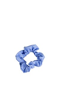 Scrunchie in tessuto azzurro chiaro con una finitura morbida e testurizzata, caratterizzato da un design arricciato. Adatto per tenere i capelli in ordine.