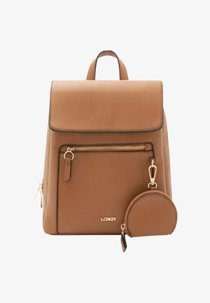 Tan leren rugzak met voorvak met ritssluiting, kleine ronde afneembare tas en bovenhandvat, voorzien van hardware in goudkleur en L.Credi-logo.