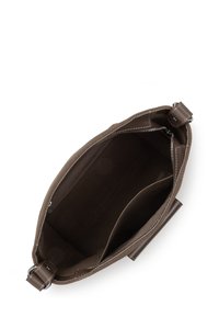 Borsa a mano in pelle marrone con una texture liscia, apertura superiore, chiusura con zip e molteplici scomparti interni per l'organizzazione.