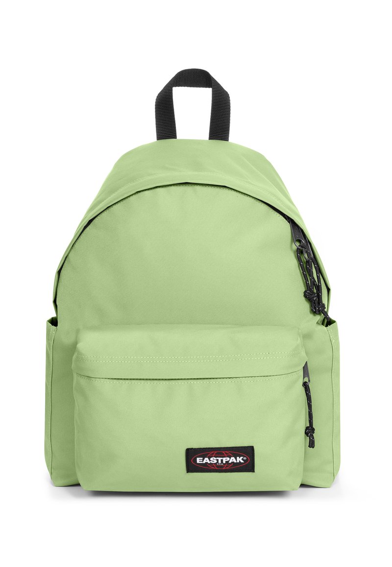 Mochila de tela verde con una parte superior curvada, bolsillo frontal con cremallera y herrajes negros. Cuenta con un asa en la parte superior y dos bolsillos laterales.