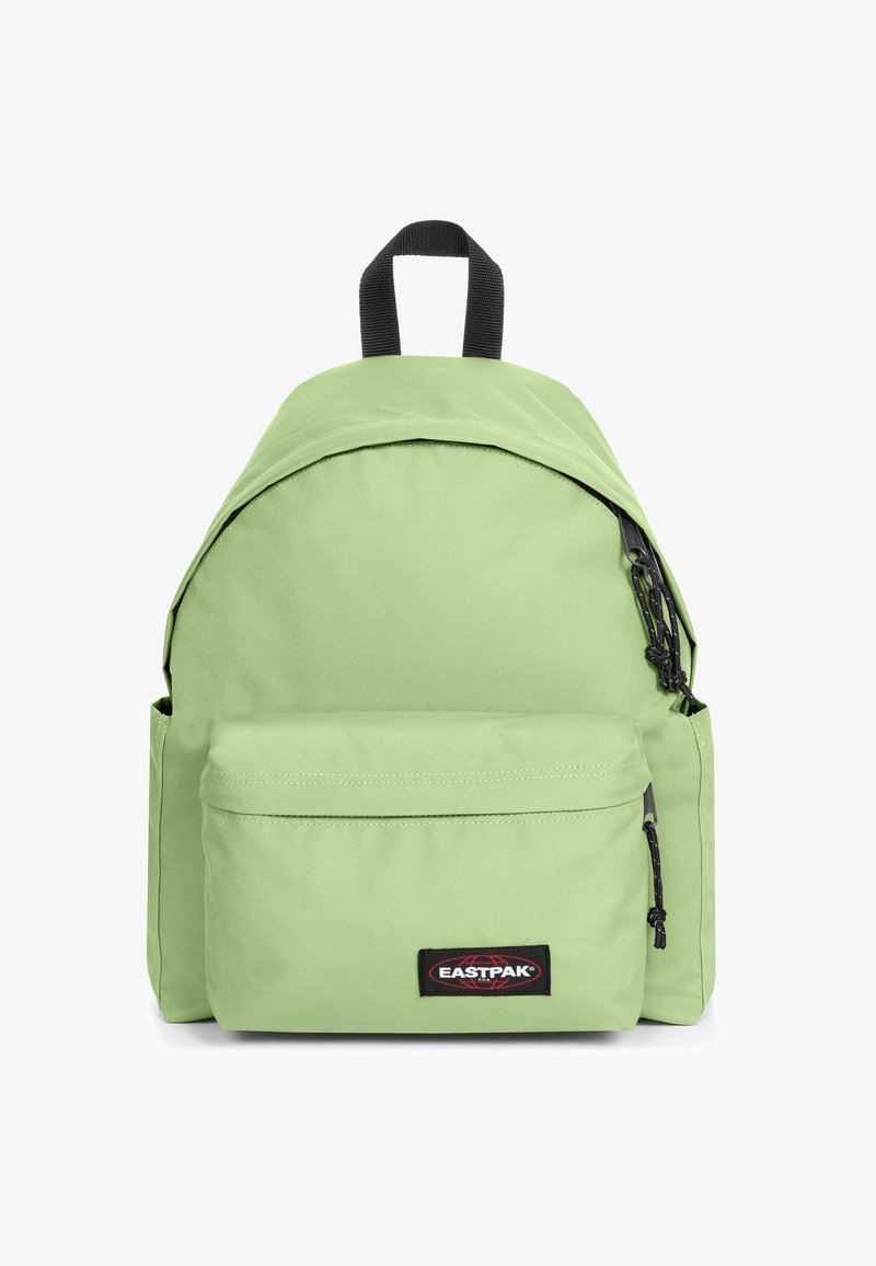 Mochila de tela verde con una parte superior curvada, bolsillo frontal con cremallera y herrajes negros. Cuenta con un asa en la parte superior y dos bolsillos laterales.
