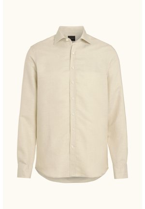 Beige pitkähihaiset miesten napillinen paita, jossa on terävä kaulus ja tavalliset kalvosimet, esillä yksinkertaisella vaalealla taustalla.