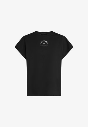 Schwarzes T-Shirt aus Baumwolle mit kurzen, weiten Ärmeln. Vorderseitig mit einem weißen Logo bedruckt. Glatte Textur ohne Muster.
