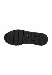 Suela de zapato de goma negra con canales y estrías para tracción, con un diseño segmentado y detalle de marca en la zona del talón.