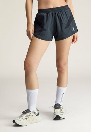 - Krótkie spodenki sportowe