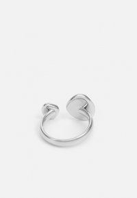 Sølv åpen-ring design med to avrundede ender; glatt tekstur med en polert overflate. Minimalistisk og moderne estetikk.