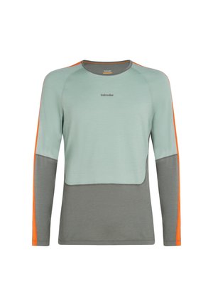 Camisa de manga larga con la parte superior en verde menta, panel inferior gris y acentos naranjas en las mangas. Presenta un cuello redondo y detalles del logo.