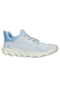 Scarpe da corsa blu chiaro con una finitura opaca liscia, linguetta testurizzata e una suola bianca spessa e angolare con scanalature pronunciate.