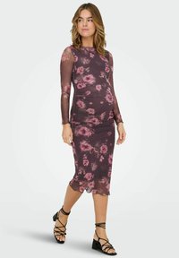 Pikkade varrukatega, keha järgnev kleit tumelillas toonis, millel on roosade ja kreemjate lillemustrid. Õhuline tekstuur ja sile viimistlus; midi pikkus, kihiline disain.