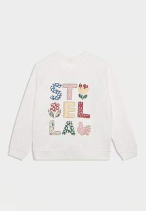Weißes Sweatshirt mit langen Ärmeln, bunten Patchwork-Buchstaben und Blumenmustern, die auf der Vorderseite "STELLA" bilden.