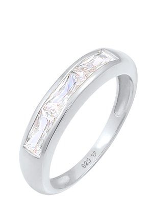 Sølvring med fire rektangulære klare ædelstene sat i række, mærket "925" der angiver sterlingsølv.