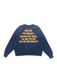 Felpa blu navy con vestibilità rilassata, con grande testo arancione sulla schiena che recita "CALPESTIAMO IL DIAVOLO".