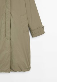 Langer, olivgrüner Mantel aus glattem, leichtem Stoff. Verfügt über einen versteckten Knopfverschluss, seitliche Taschen und umgeschlagene Bündchen mit Knopfakzenten.