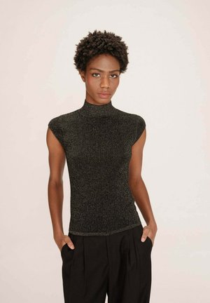 Haut sans manches noir brillant avec un col roulé, au design ajusté, présentant une texture côtelée et un col haut. Assorti à un pantalon noir ample.