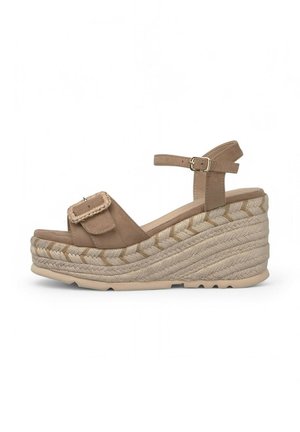 Tan wedge sandaal met een brede band, verstelbare enkelgesp en een geweven jute platform. Heeft een gestructureerde zool en subtiele stikdetails.