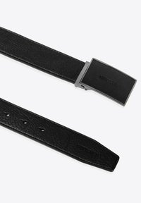 Cintura in pelle nera con una finitura testurizzata, dotata di una fibbia metallica rettangolare e cuciture ordinate. Lunghezza regolabile con più fori.