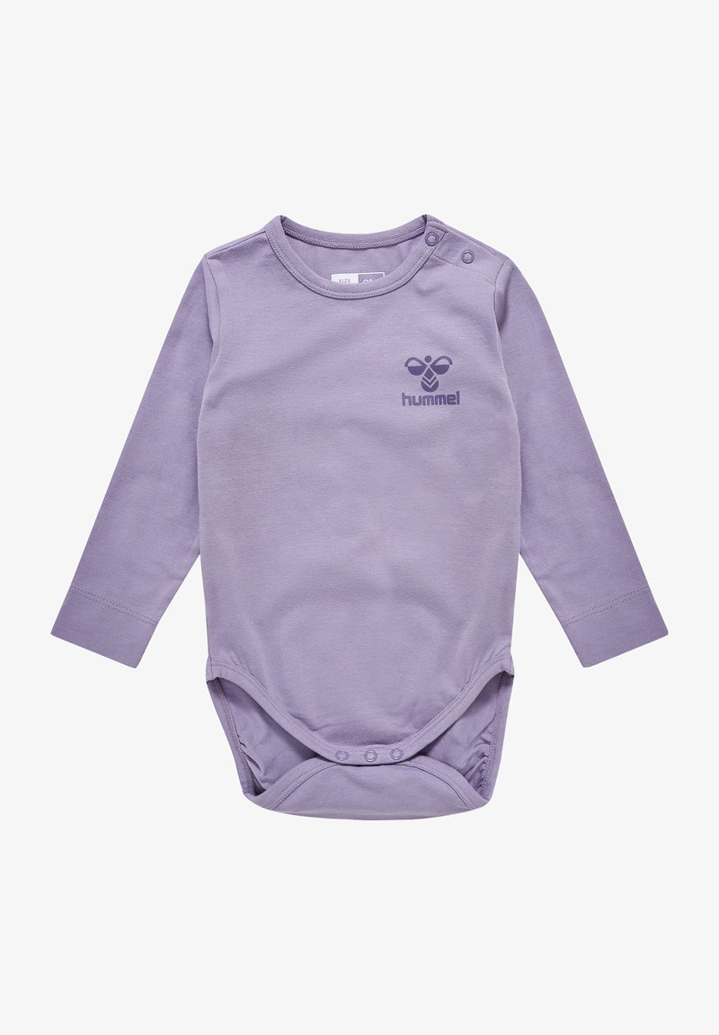 Długie rękawy bodysuit dla niemowląt w jasnofioletowym kolorze, wykonany z bawełny, z okrągłym dekoltem, zapięciem na zatrzask na ramieniu oraz małym logo "hummel" na klatce piersiowej.